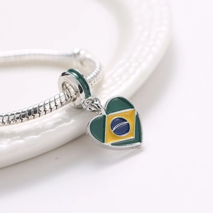 Colgante corazón plateado con diseño de bandera brasileña esmaltada en cadena