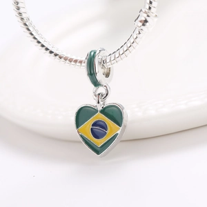 Pulsera de cadena de plata con dije de corazón y bandera de Brasil en bandeja blanca