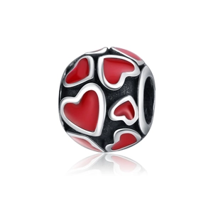 Abalorio de plata pulida con corazones de esmalte rojo para pulseras tejidas