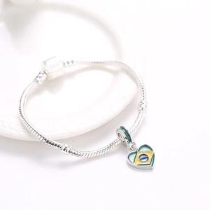 Detalle de pulsera de plata S925 con colgante de corazón de la bandera de Brasil