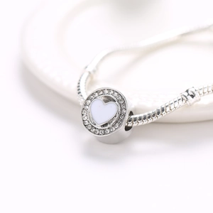 Zilveren hartbedel met wit emaille en zirkoon op een klassieke slangenketting
