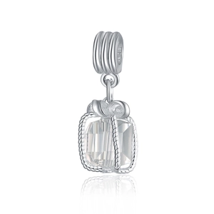 Elegante ciondolo a scatola regalo d'argento con fiocco e cristallo lucente su sfondo bianco