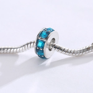 Primer plano de abalorio de plata con piedras azules en cadena de serpiente