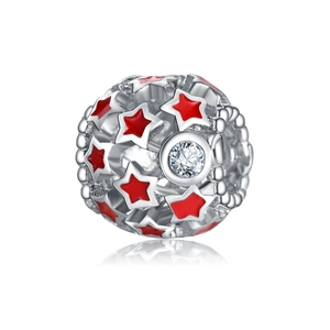 Detailansicht des hohlen Silber-Charms mit roten Emaille-Sternen und Zirkonia-Stein
