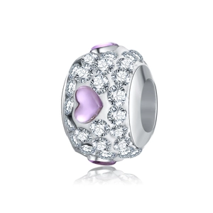 Macro-opname van S925 zilveren hartbedel met zirkonia en glanzende roze edelstenen