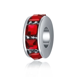 Abalorio de plata con piedras rojas cuadradas y agujero central para creación de joyas