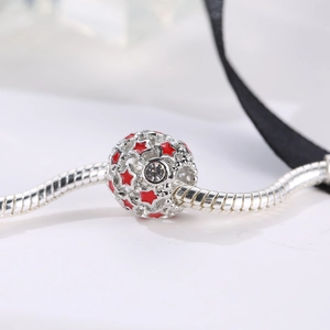 Silbernes Schlangenarmband mit hohlem Charm, roten Emaille-Sternen und Kristallen