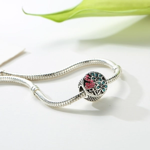 Bracciale a catena serpente in argento con ciondolo floreale traforato e gemme colorate