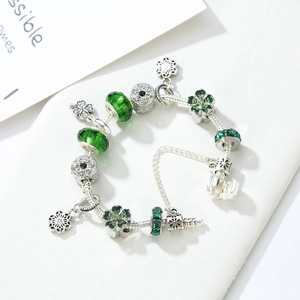 Bracelet chaîne serpent en argent avec perles en verre vert et breloques trèfle