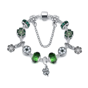 Bracelet chaîne serpent en argent avec perles cristal vert et breloques trèfle brillant