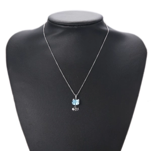 Detalle del collar de gato con cristal azul y colgante de espina de pescado plateado