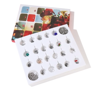 Kerst adventskalender voor kinderen sieradenset met 22 bedeltjes en 2 metalen kettingen
