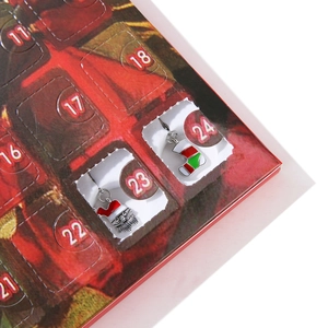 Macro-opname van adventskalender ramen 23 en 24 met kersthangers en bedeltjes