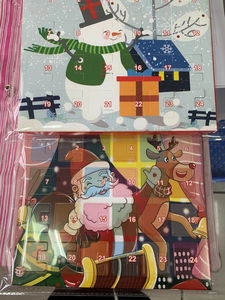 Detailweergave van twee kerstadventskalenders met 24 genummerde cadeauvakjes voor kids