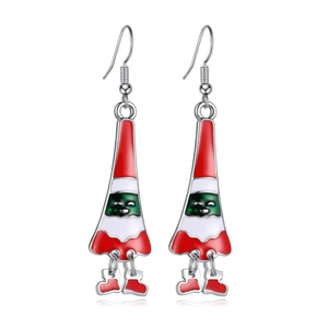 Dettaglio degli orecchini di Babbo Natale con smalto rosso e verde per le feste