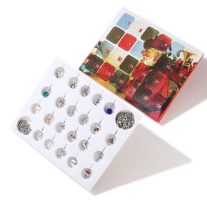 Kerst adventskalender sieradenset met twee zilveren armbanden en 22 feestelijke bedeltjes