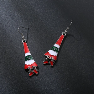 Dettaglio degli orecchini a forma di Babbo Natale allungato con smalto rosso e bianco