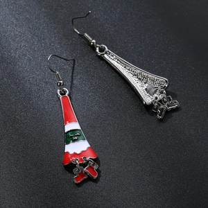 Dettaglio di orecchini Babbo Natale in smalto con cappello rosso, barba bianca e gancio