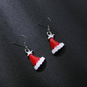 Dettaglio orecchini a forma di cappello di Babbo Natale rosso con stella su nero