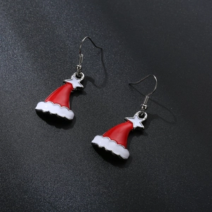 Dettaglio ravvicinato degli orecchini festivi a forma di cappello di Babbo Natale rosso e bianco