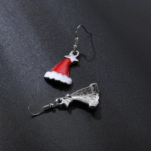 Vista dei dettagli di orecchini a forma di cappello di Babbo Natale rosso e bianco
