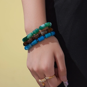 Boho-Armbänder aus Naturstein in Grün, Braun und Blau mit einem goldenen Ring dazu
