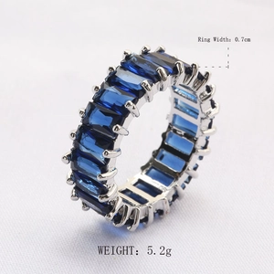 Vue macro d'une bague éternité de 0,7cm avec zircons bleus rectangulaires, poids 5,2g