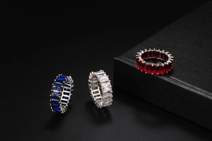 Gros plan de bagues en argent avec zircons rectangulaires bleus, blancs et rouges