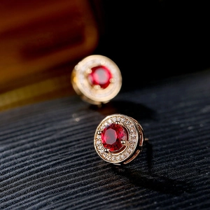 Detailansicht der Halo-Ohrstecker mit rotem Hauptstein und eleganter Goldbeschichtung