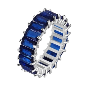 Bague hip hop avec pierres baguette bleu foncé rectangulaires sur monture argentée