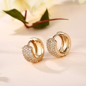 Élégantes boucles d'oreilles créoles dorées avec micro-pave de zircone cubique