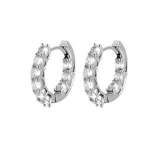 Orecchini a cerchio in argento con cristalli di zircone cubico con incastonatura pavé