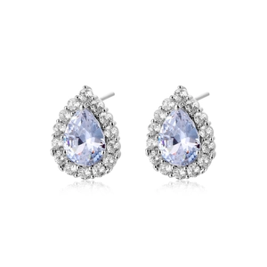 Gros plan sur les boucles d'oreilles poire avec pierre bleu clair et monture argent