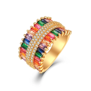 Luxe brede gouden ring met kleurrijke zirkoonstenen en een micro-pave diamantstrip in het midden