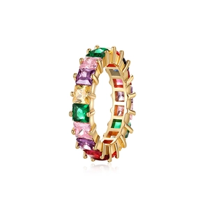 Macro-opname van regenboog edelsteen ring met vierkante kristallen op gouden band