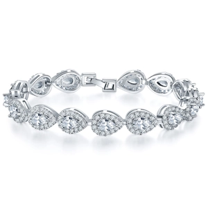 Dettaglio macro delle pietre di zirconia a goccia e della chiusura a scatto del bracciale