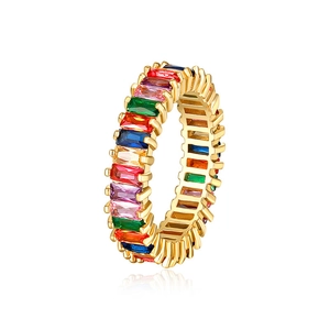 Gouden ring met regenboog baguette-geslepen zirkonia en gekleurde kristallen met reflectie