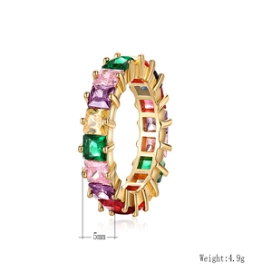 Detail van 5mm brede ring met kleurrijke edelstenen en een gouden band 4,9g