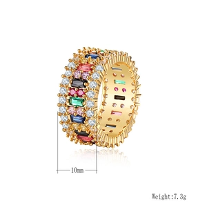 Macro-detail van 10 mm brede gouden ring met regenboog zirkonia en 7,3 g gewicht
