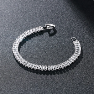 Elegante bracciale tennis con zirconi taglio baguette finitura argento e chiusura sicura