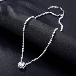 Élégant collier rivière en argent S925 avec pendentif en zircone ronde style halo