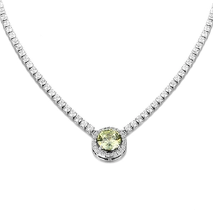 Gros plan détaillé d'un collier de luxe de style tennis avec pendentif halo vert-jaune