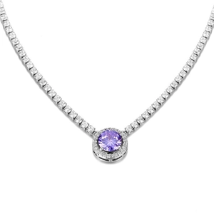 Détail du collier tennis avec pendentif halo, pierre violette et diamants blancs
