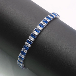 Bracelet tennis élégant avec zircons bleus et blancs taille baguette en argent