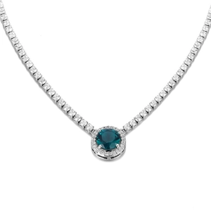 Détail d'un collier tennis en argent avec une grande pierre précieuse ronde bleu saphir