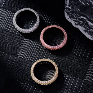 Dettaglio di tre anelli con pavé completo di zirconi lucidi in oro e argento trendy