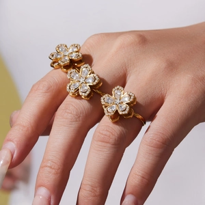 Anello girevole a trifoglio placcato oro 18 carati con cristalli di zirconia chiari