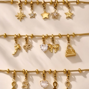 Goldene Edelstahl Schlangenketten mit Stern und Herz Anhängern und Zirkonia Besatz