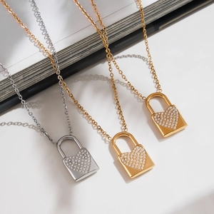 Collana con ciondolo a lucchetto a cuore in acciaio inossidabile placcato oro 18k e zirconi