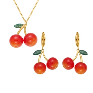 Elegante kersensieradenset met rode hars hangers en gouden ketting voor dames